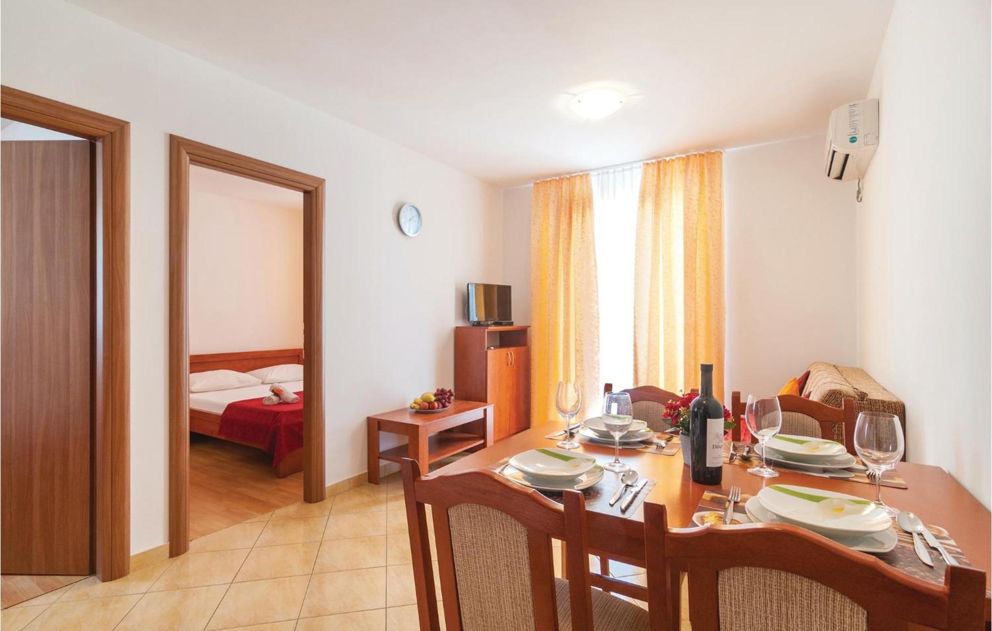Cozy Apartment In Supetar With Kitchen Екстер'єр фото