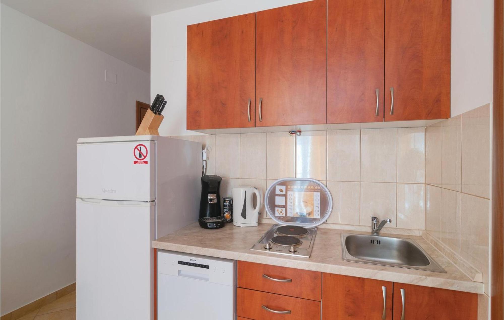 Cozy Apartment In Supetar With Kitchen Екстер'єр фото