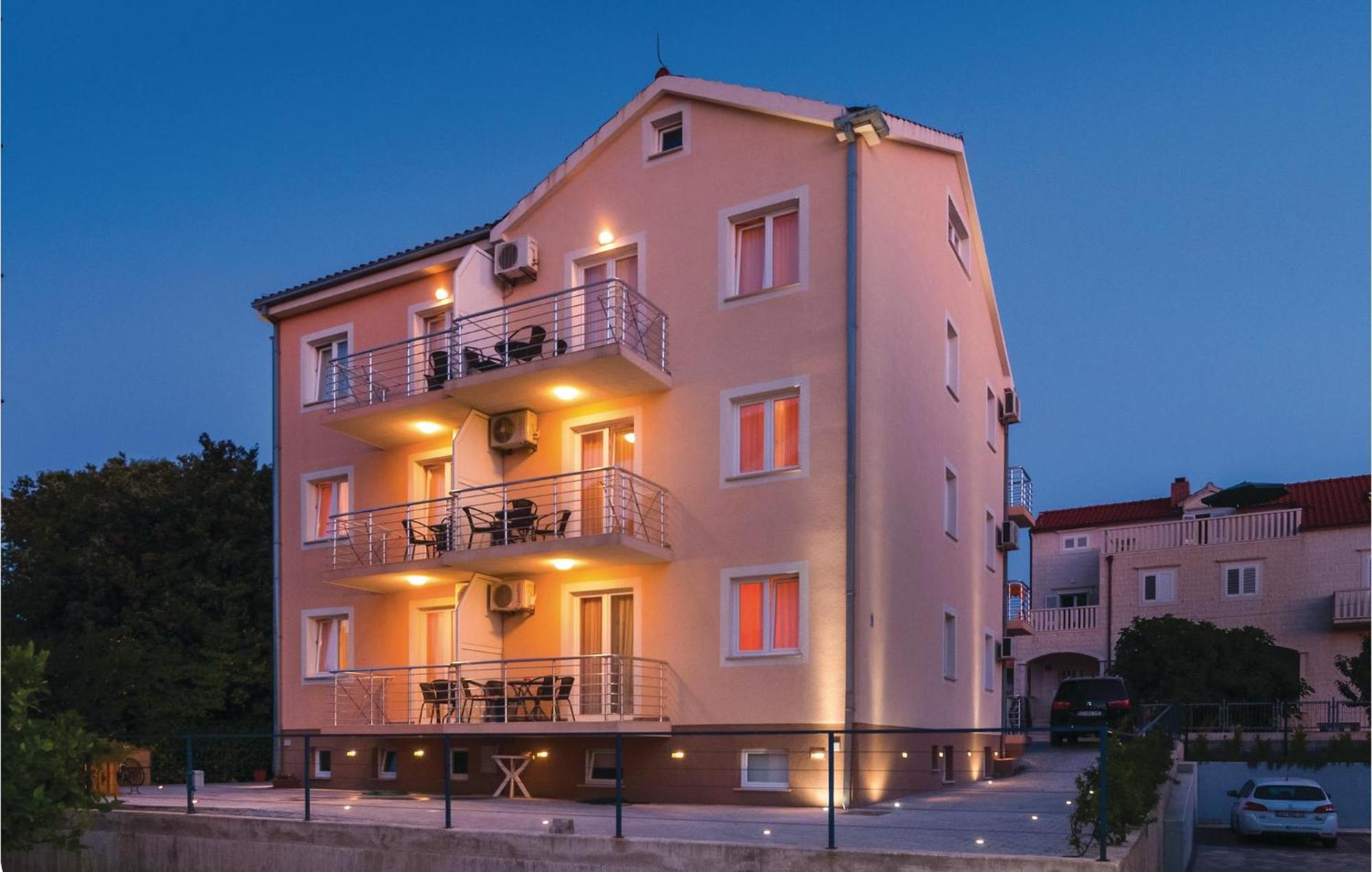Cozy Apartment In Supetar With Kitchen Екстер'єр фото