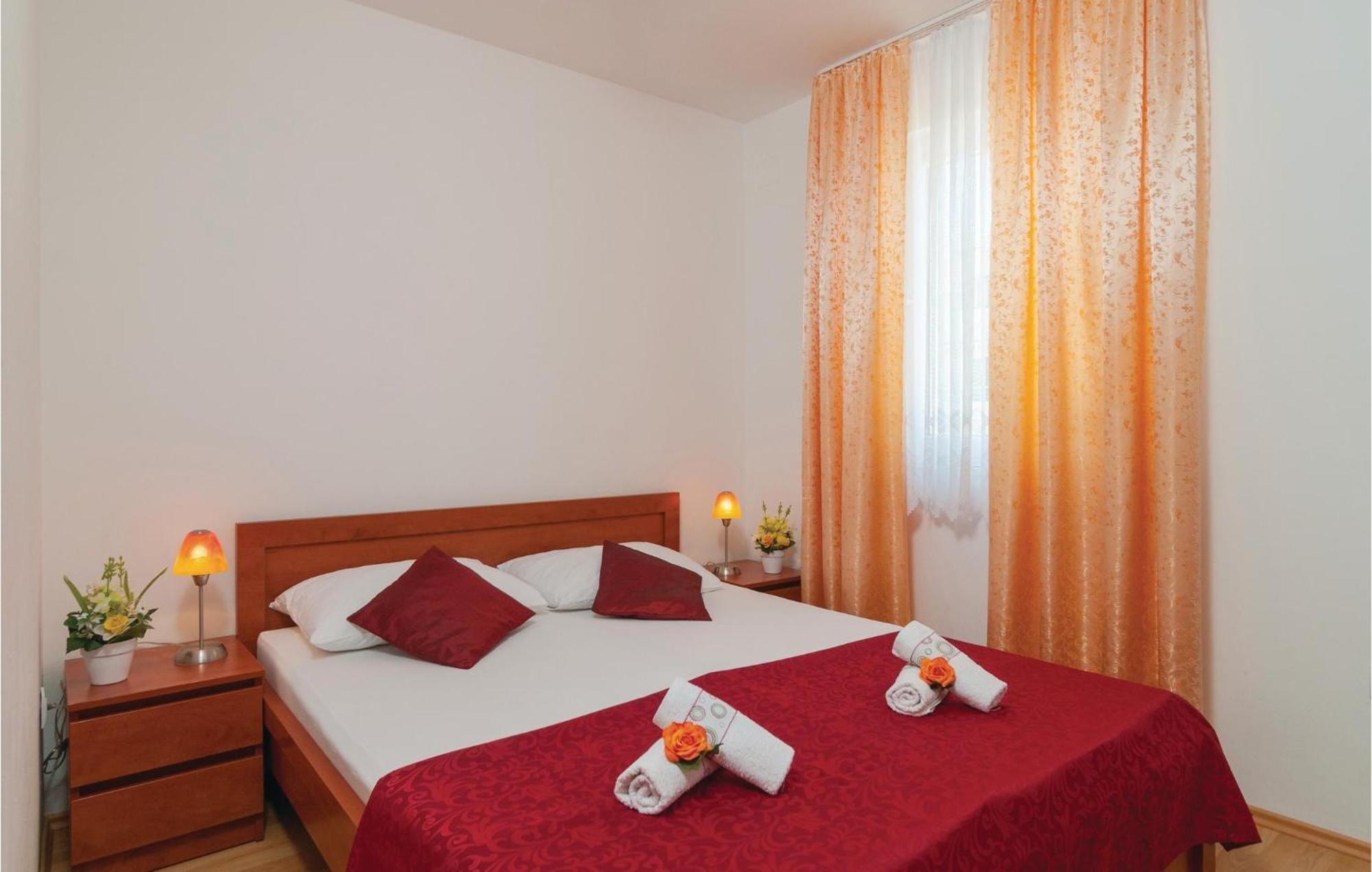 Cozy Apartment In Supetar With Kitchen Екстер'єр фото
