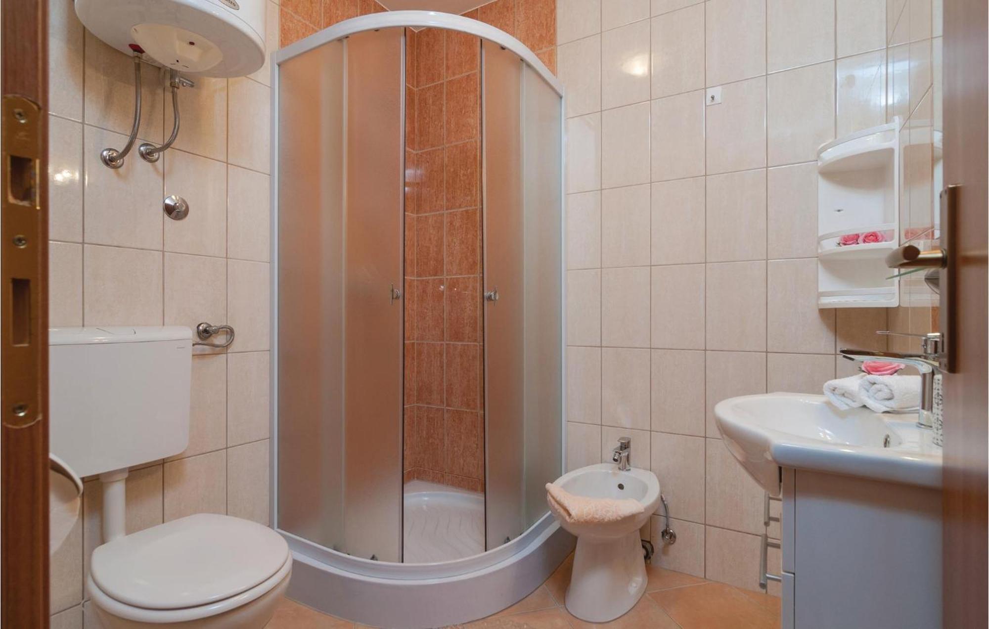 Cozy Apartment In Supetar With Kitchen Екстер'єр фото