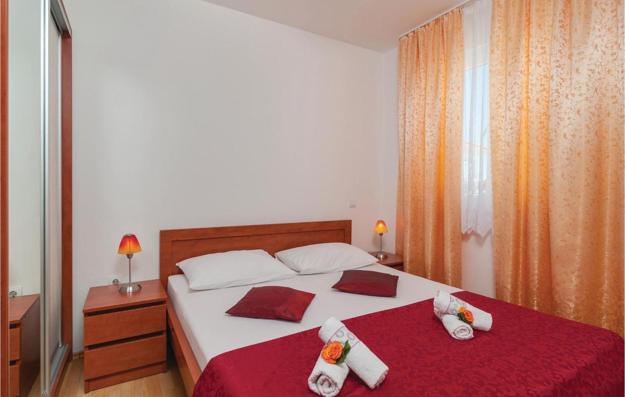 Cozy Apartment In Supetar With Kitchen Екстер'єр фото