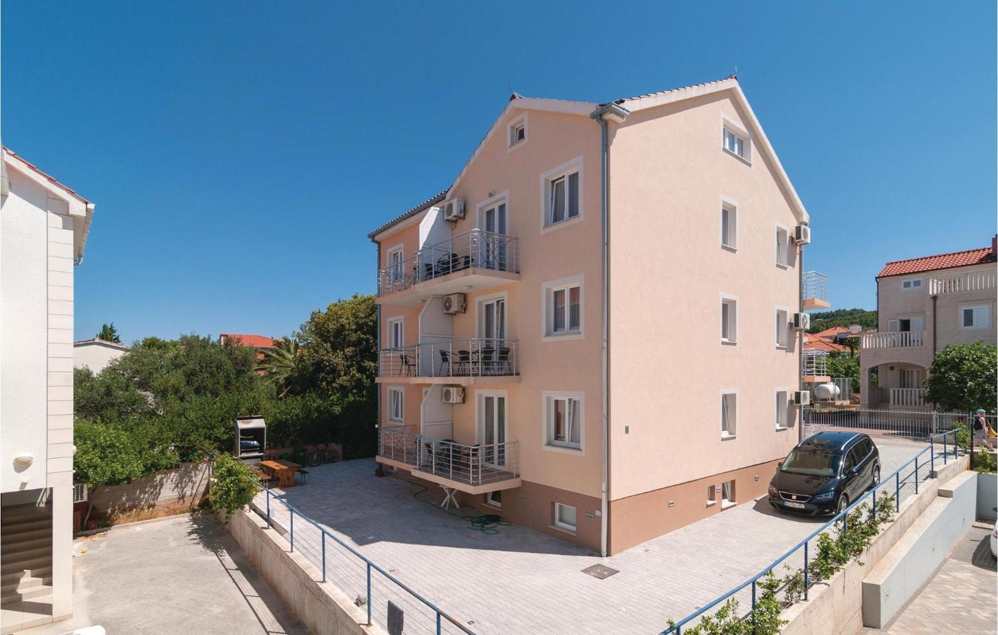 Cozy Apartment In Supetar With Kitchen Екстер'єр фото