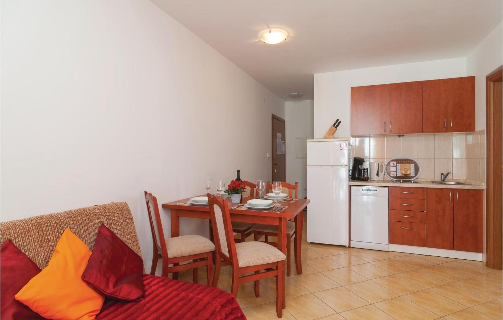 Cozy Apartment In Supetar With Kitchen Екстер'єр фото