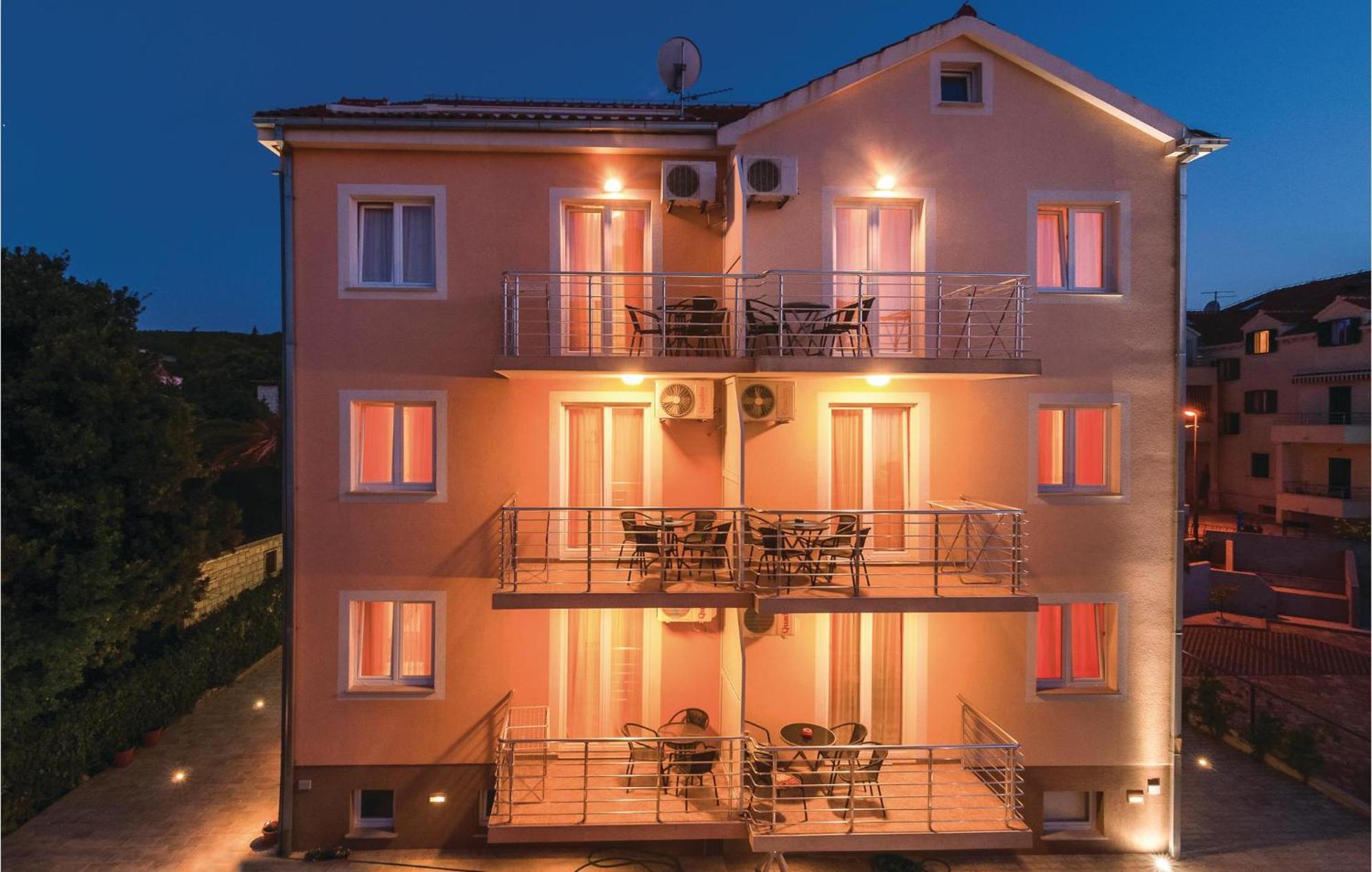Cozy Apartment In Supetar With Kitchen Екстер'єр фото