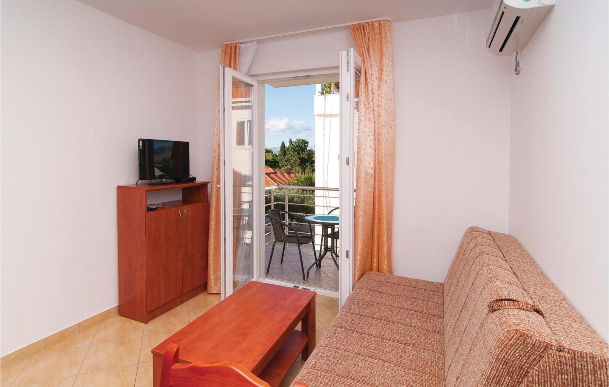 Cozy Apartment In Supetar With Kitchen Екстер'єр фото