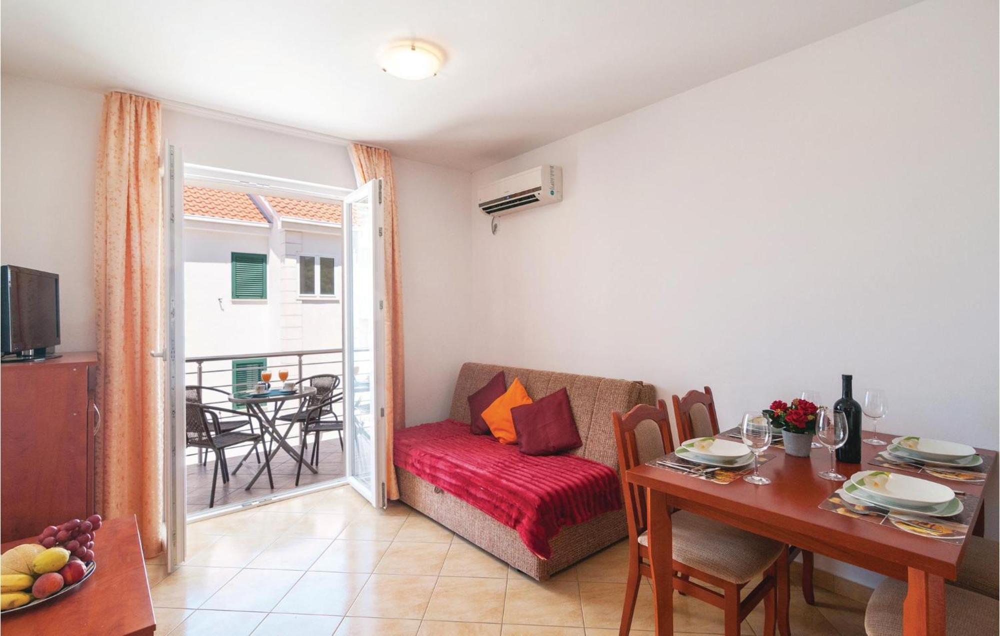Cozy Apartment In Supetar With Kitchen Екстер'єр фото