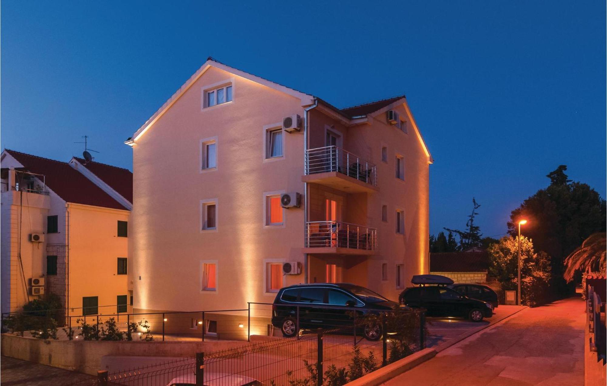 Cozy Apartment In Supetar With Kitchen Екстер'єр фото